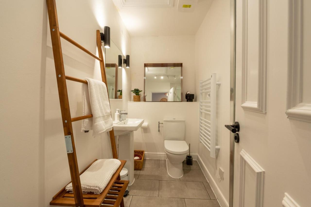 Contemporary Apartment On The Historic Rows Chester Exterior photo